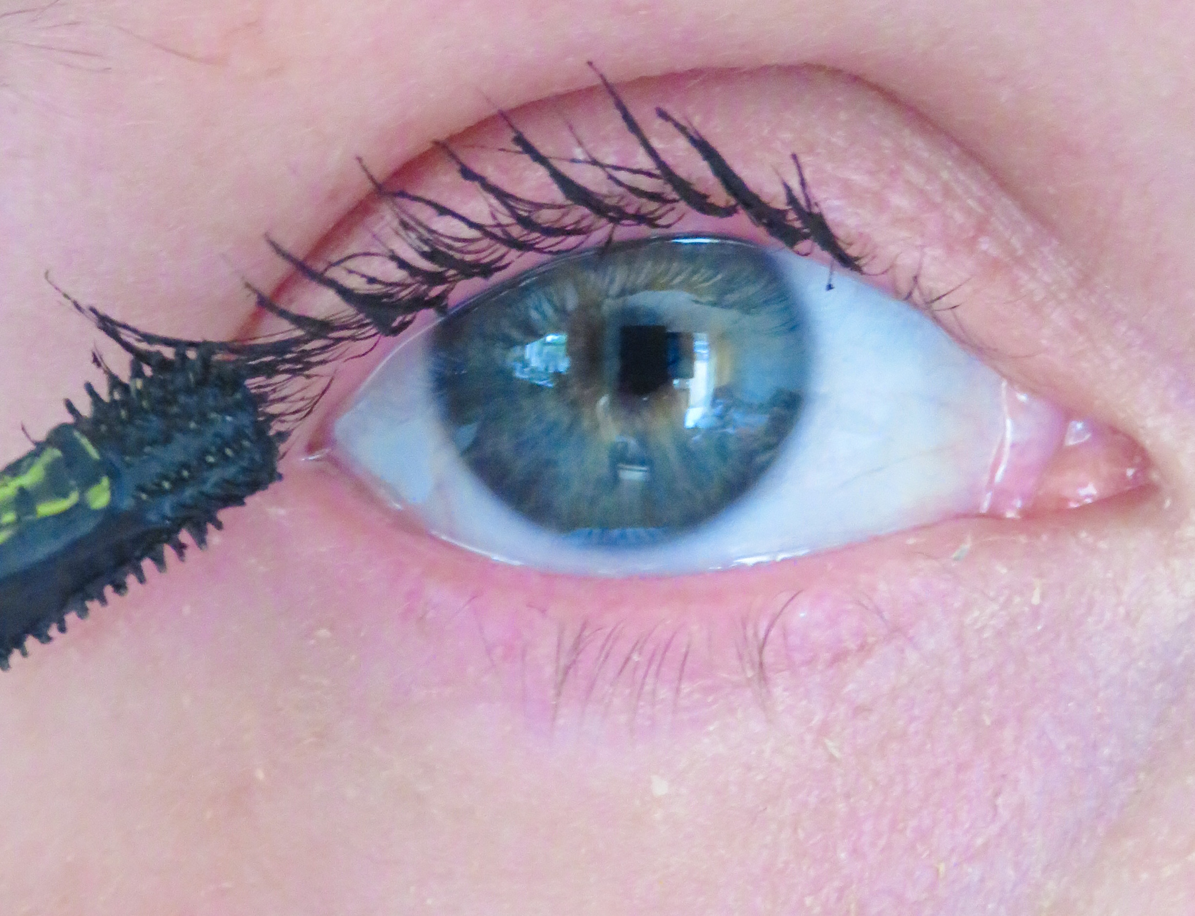 Capture those tricky to reach lashes
