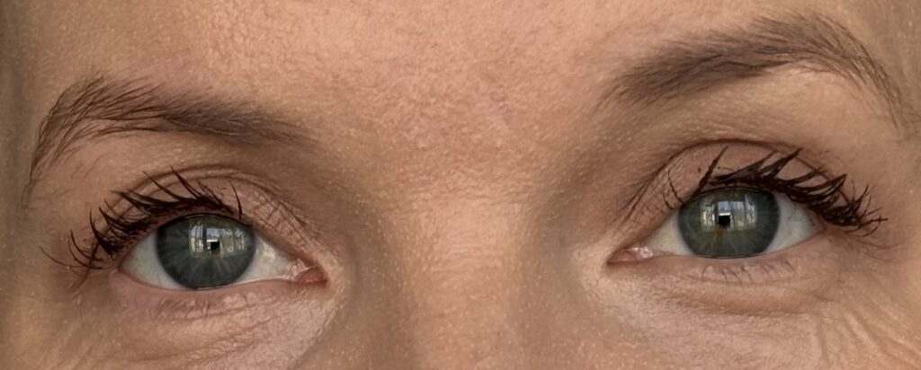 Comparison on eye lashes wearing LashLift on the left eye and My mascara on the right