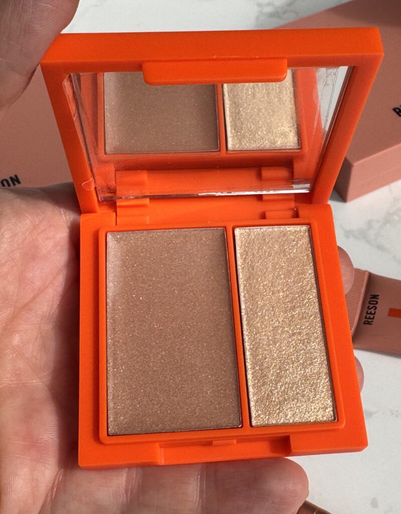 The two highlighters and mirror of the highlighter dup