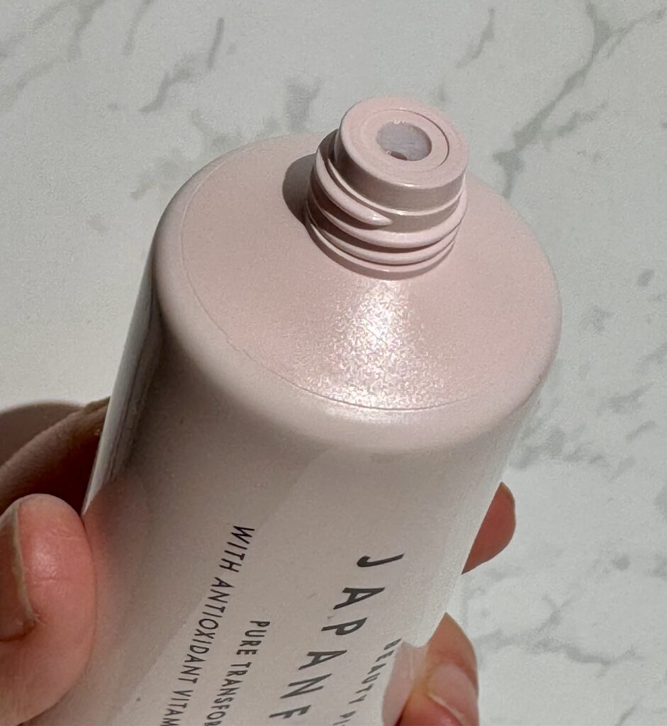 The squeeze bottle dispenser
