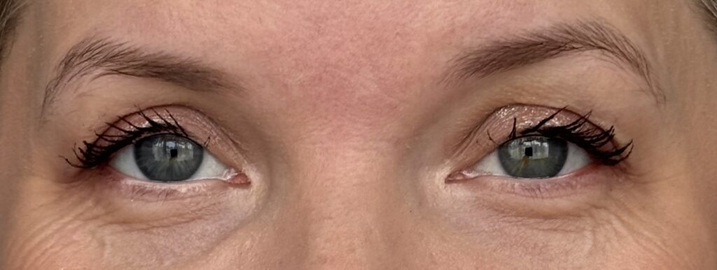 Vieve Icon Mascara applied to both eyes