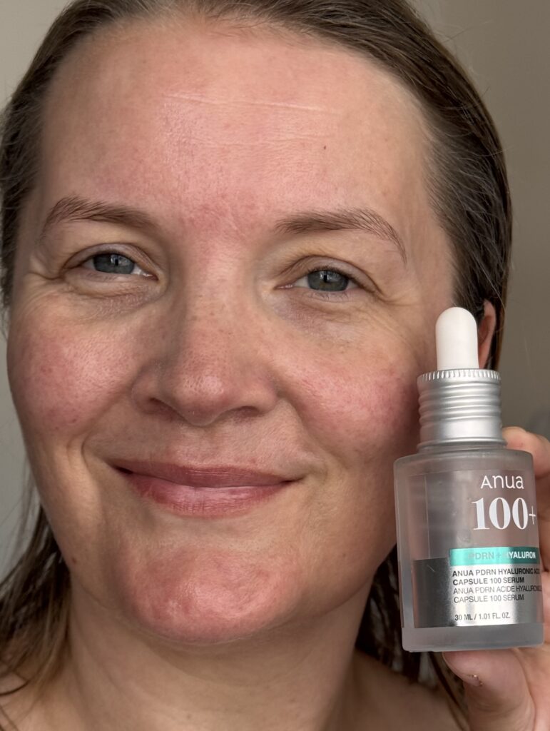 Holding after application the Anua PDRN Hyaluronic Acid Capsule 100 Serum